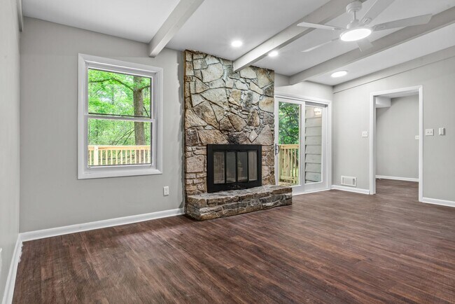 Building Photo - Charming Weatherly Woods Home with In-Law ...