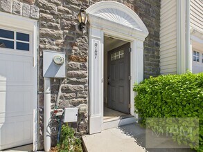 Building Photo - Beautiful 4 Bedroom, 2.5 Bath Townhome in Regents Glen!