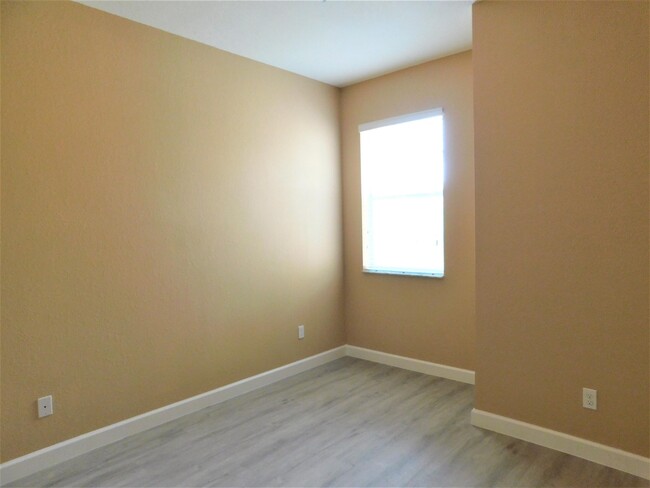Building Photo - 9516 SW Merlin Ct