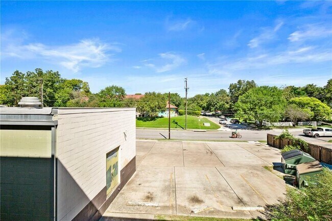 Building Photo - 1807 Poquito St