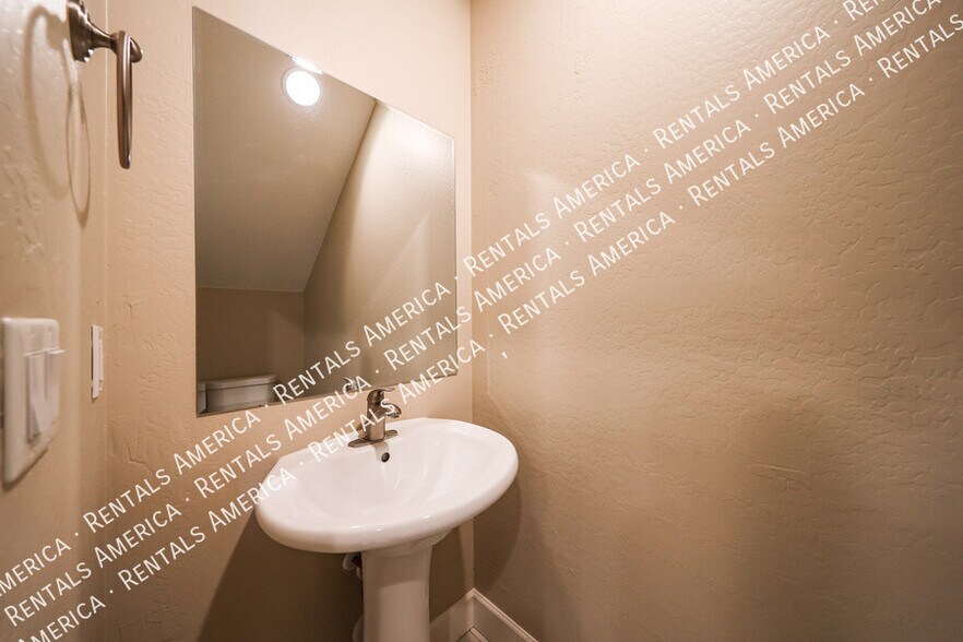 Building Photo - 1406 W Main St