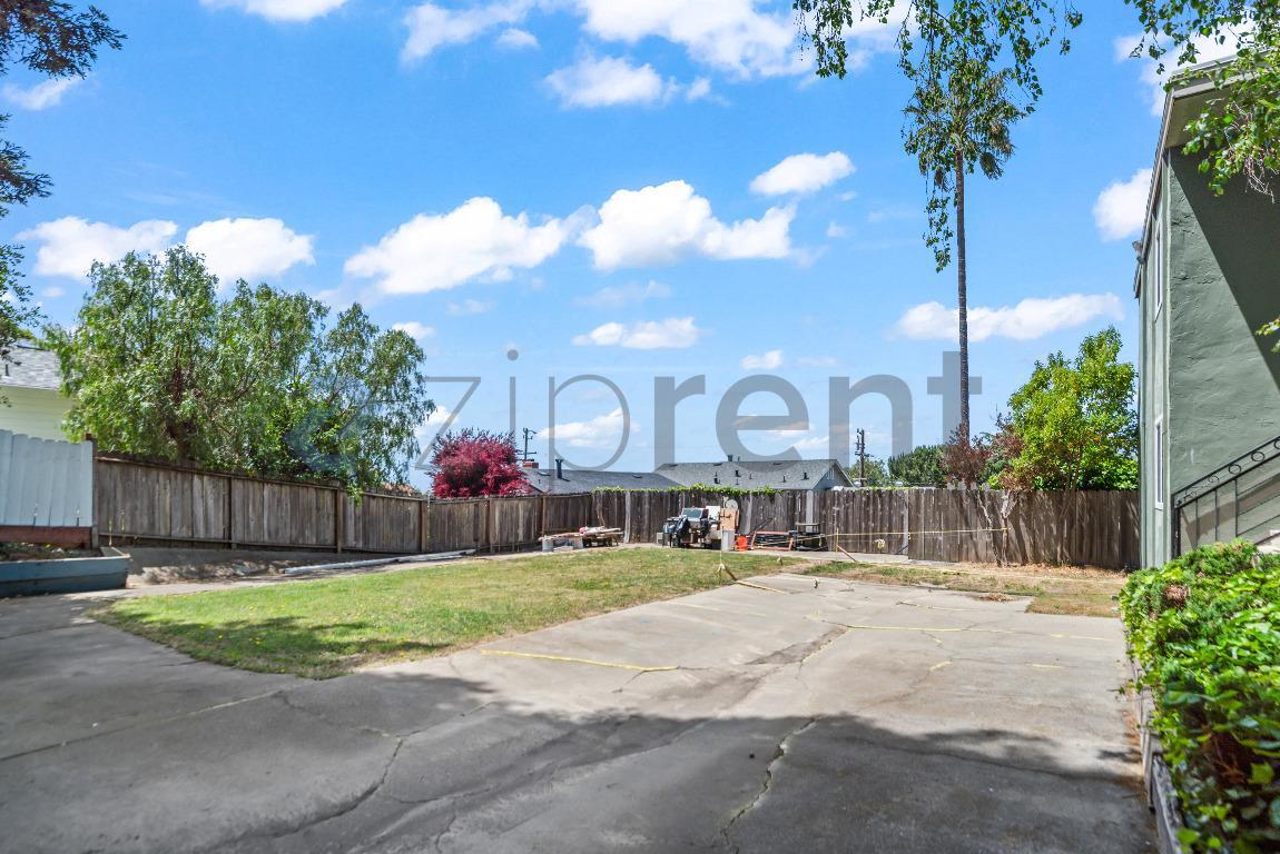 Building Photo - Unit 209