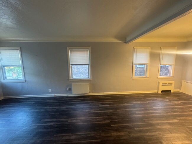 Building Photo - 2826 E 130th St