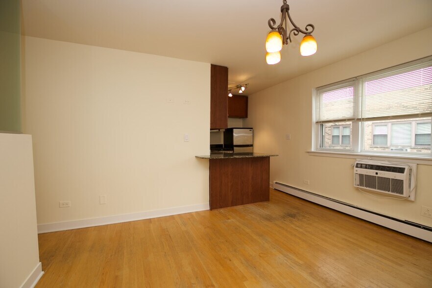 Building Photo - 675 W Wrightwood Ave
