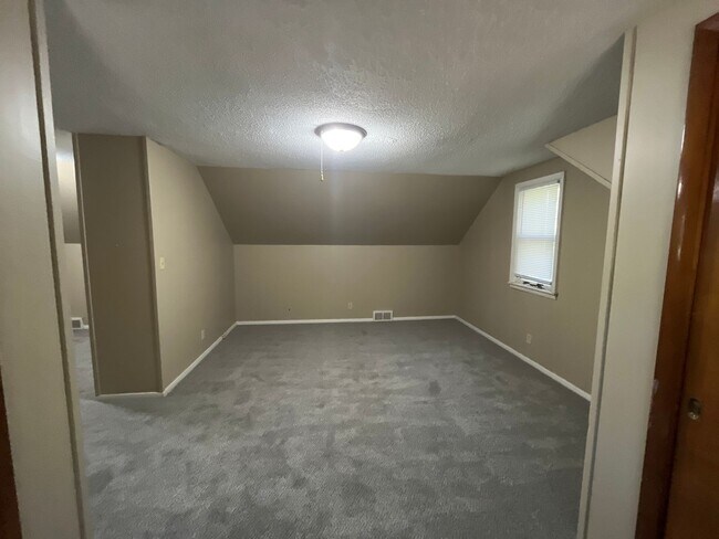 Building Photo - 4 bedroom, 2 bathroom home in the peaceful community of Mahtomedi access to White Bear Lake