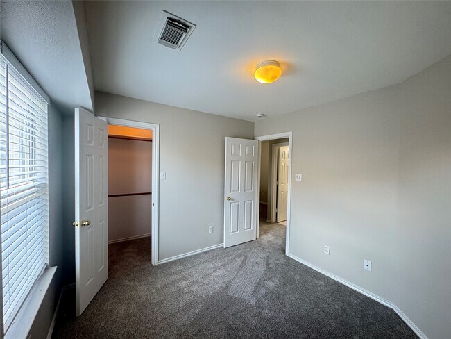 Building Photo - 5711 Vinemont Ln