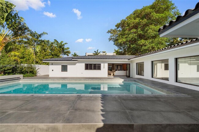 Building Photo - 116 W 1st Ct