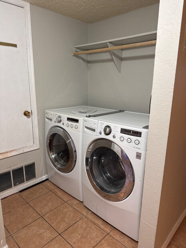 Building Photo - 928 San Pedro Dr SE