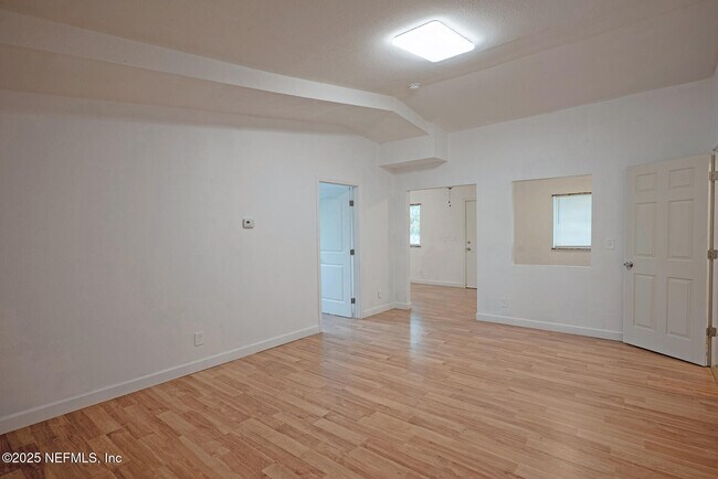 Building Photo - 2565 Burlingame Dr W