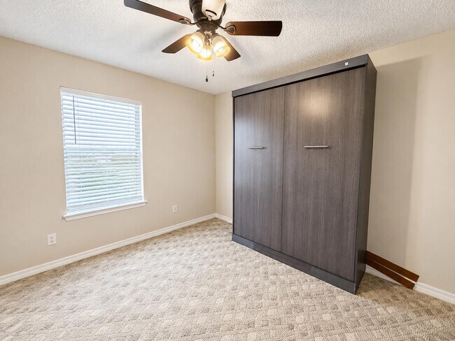 Building Photo - 2722 Shalimar Dr