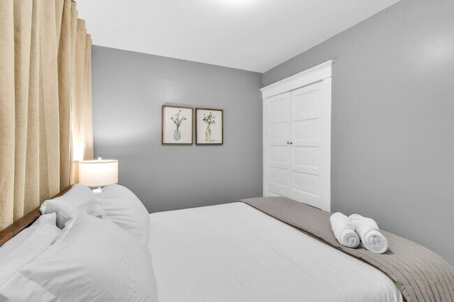 Building Photo - Furnished 4-Bedroom, 2-Bath Lower Unit in North Buffalo