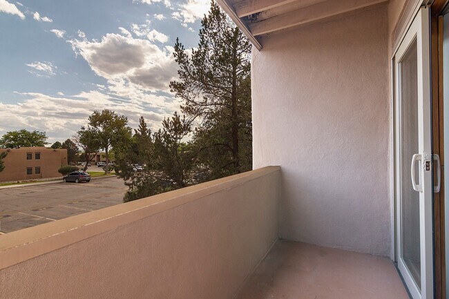 Building Photo - Fully Furnished One Bedroom Condo Available Now!