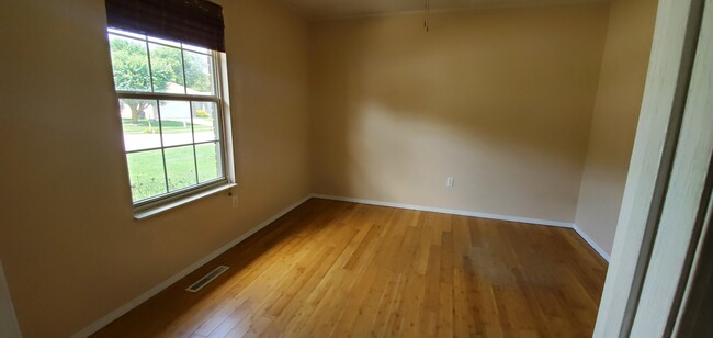 1st bedroom - 4960 W Tarkio St