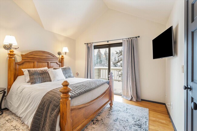 Building Photo - Beautiful Townhome on Golf Course!