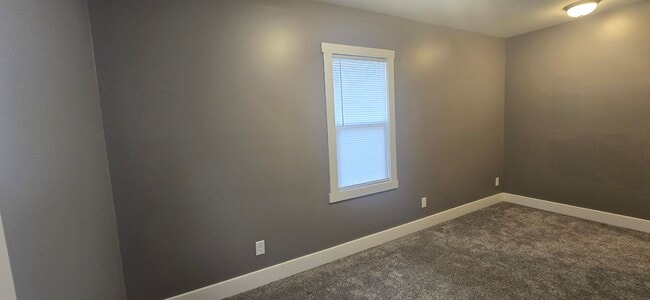 Building Photo - 1590 W. Waggoner-- 2 bed, 1 bath