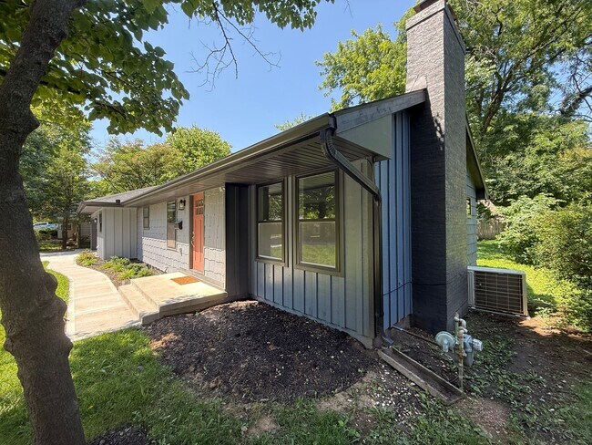Building Photo - Westwood KS Renovated 3 Bed/2.5 Bath MainLevel Home with Attached Garage and Utilities w/Fee, Own...