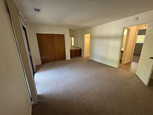 Building Photo - Kingsbury Greens HOA 2 bedroom 1 1/2 bath in Alta Sierra