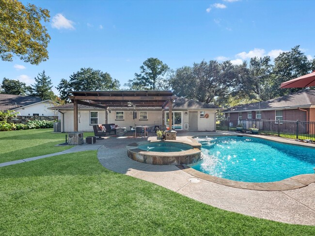 Building Photo - 712 Barbara St