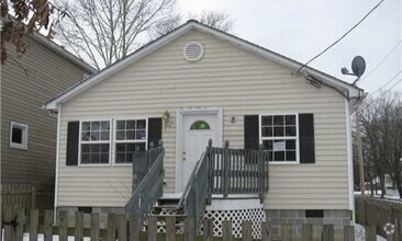 Building Photo - Charming 4-Bedroom Rancher in Reedy Creek!