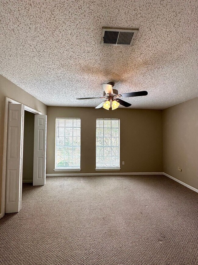 Building Photo - 2 BR 2.5 BA Pleasant Ridge Townhomes