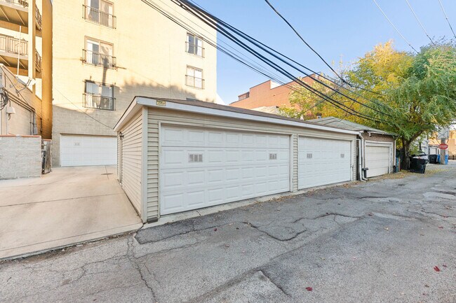 Building Photo - 3056 N Clybourn Ave