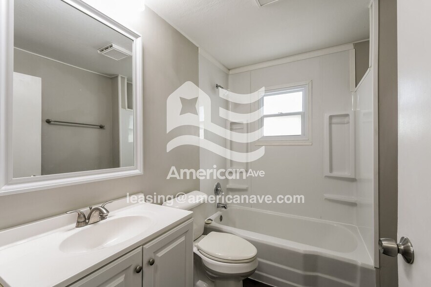 Building Photo - 3402 Longview Dr