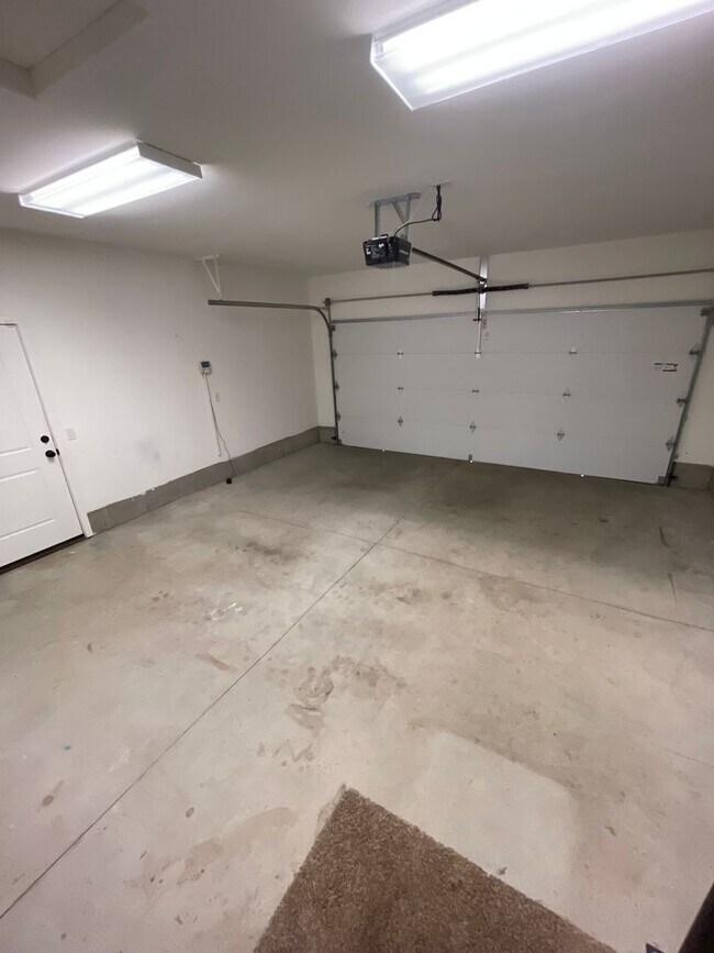 Building Photo - Dont miss out on this charming four bedroom home!