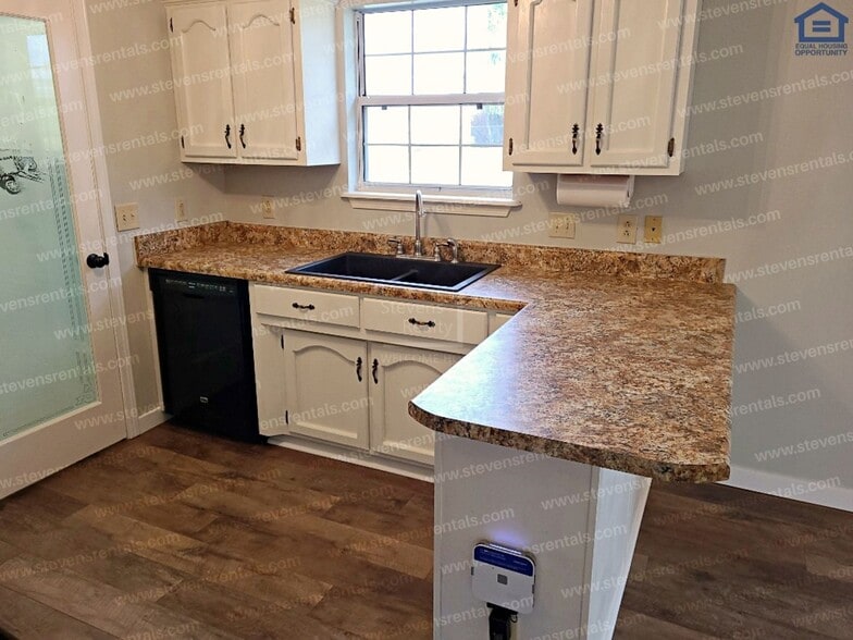 Building Photo - 3547 Southmeade Dr