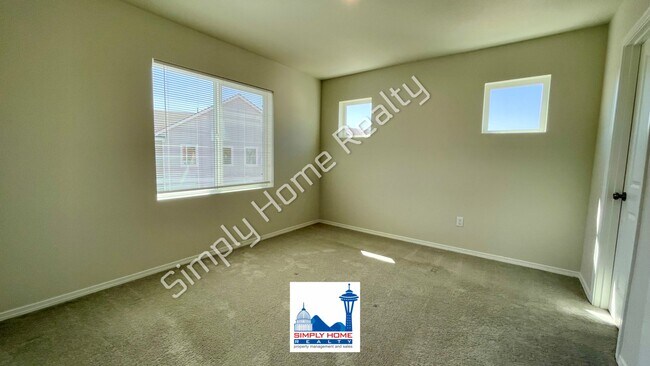 Building Photo - Step Inside to a Townhome Made for Easy Living!