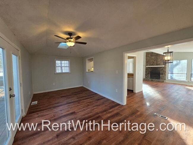 Building Photo - Amazing 3 Bedroom/ 2 Bath Home / Spacious Livingroom /  Flex Room / 1/2 Acre / Fenced Yard / Grea...