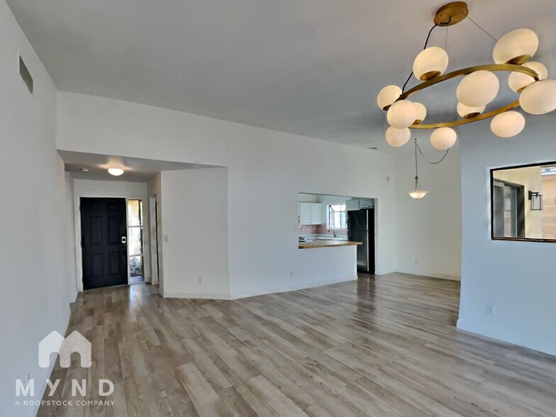 Building Photo - 370 S Pemberton Ave