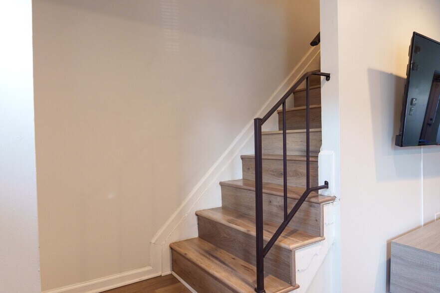 Building Photo - 8439 Pioneer Dr