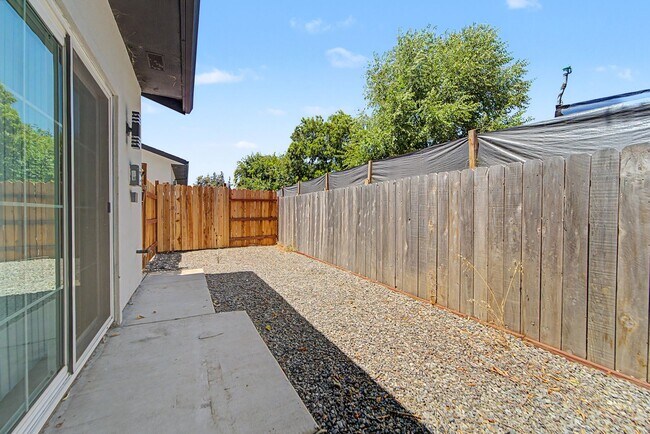 Building Photo - BRAND NEW 2 BEDROOM 2BATH