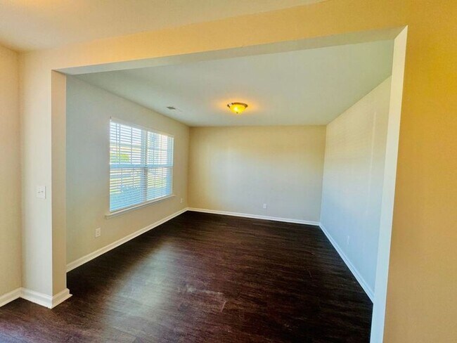 Building Photo - 4 bed 2.5 bath located in The Links at Way Station!! Available in August!!