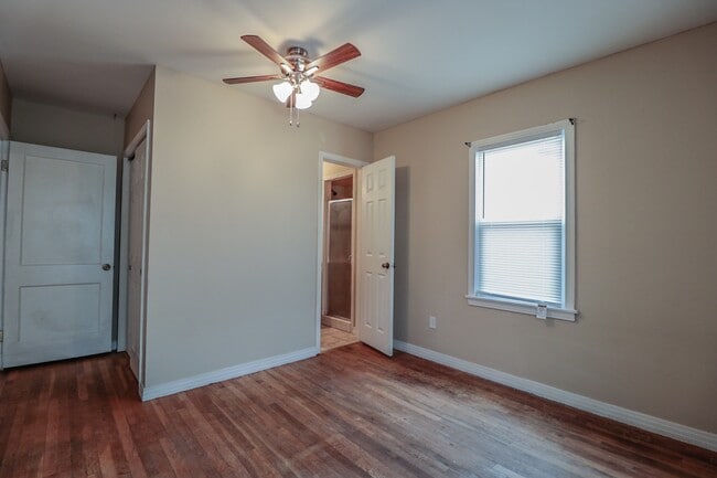 Building Photo - Cute 3/2 Central Lubbock close to University