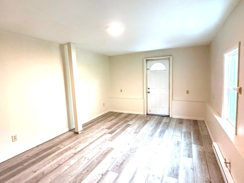 Building Photo - 551 E 12th St