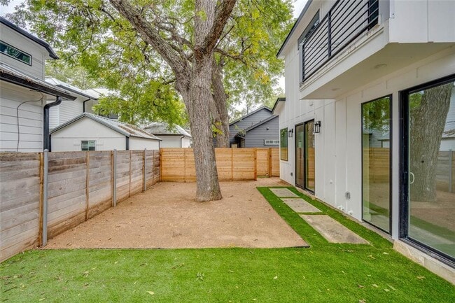 Building Photo - 1406 E 2nd St