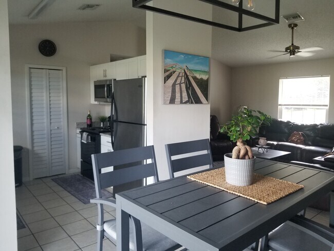 Building Photo - 1088 Persian Ln