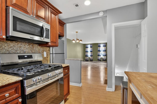 Building Photo - 419 McClellan St