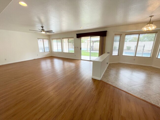Building Photo - Stunning 4 Bedroom/2.5 Bath Home In Phoeni...