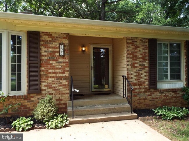 Building Photo - 121 Greenfield Rd