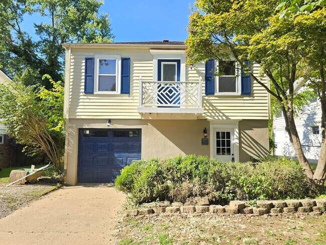 Primary Photo - Charming Elevated 1-Bedroom Home Near Rive...