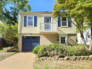 Building Photo - Charming Elevated 1-Bedroom Home Near Rive...