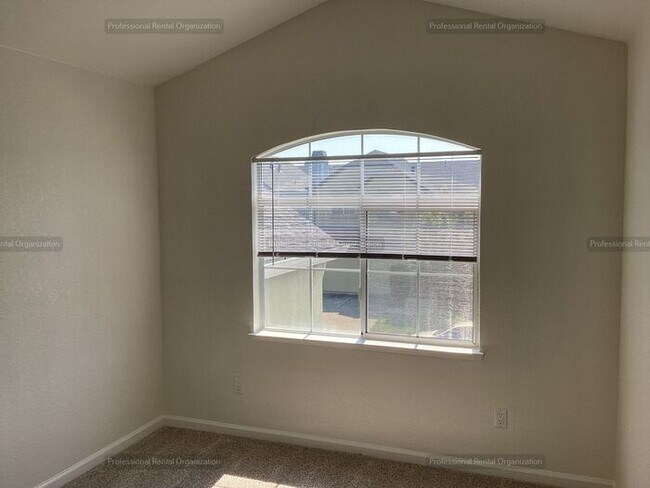 Building Photo - “Bright & Inviting Santa Rosa Home | Cathe...