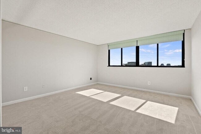 Building Photo - 1101 S Arlington Ridge Rd