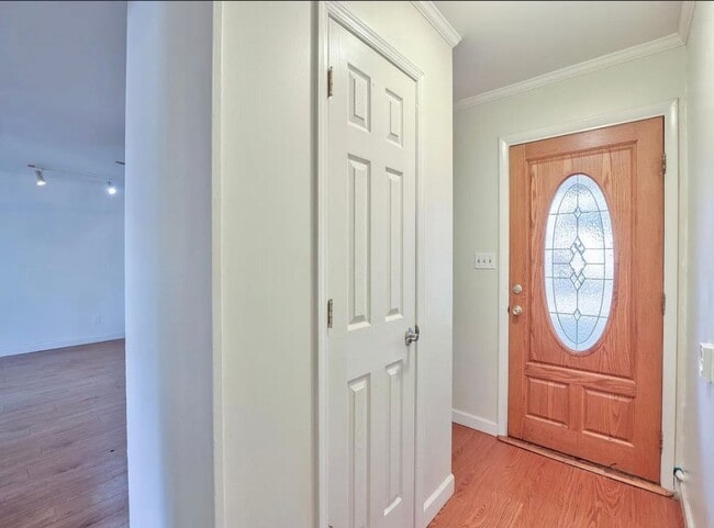 Building Photo - 4 Bed/3 Bath home located near Midtown!