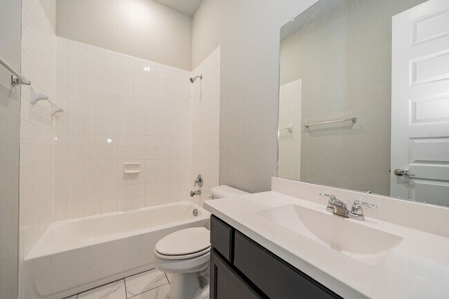 Building Photo - Stunning 4-bedroom, 3-bathroom home locate...