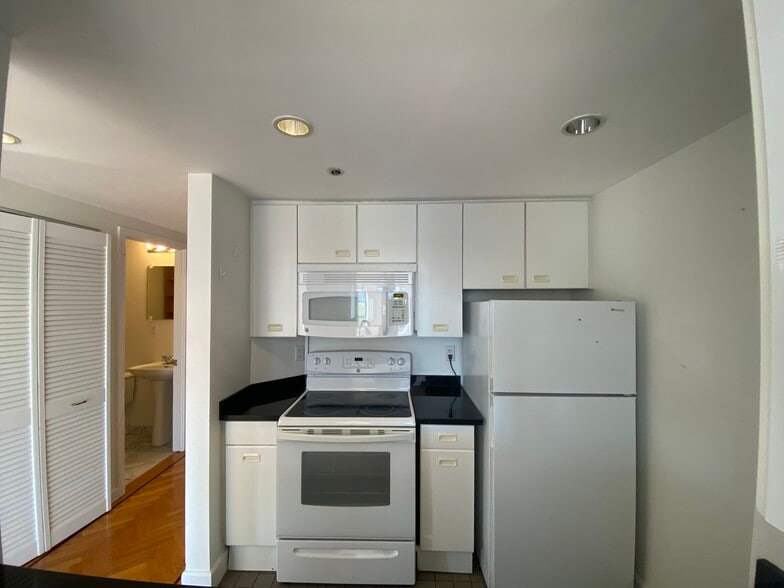 Building Photo - 931 Massachusetts Ave