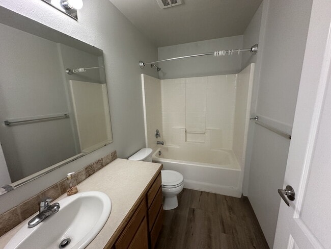 Building Photo - 1205 N Hartman St