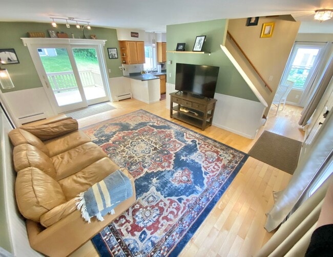 Building Photo - 3 Bedroom Home Colchester Available 8/15th!